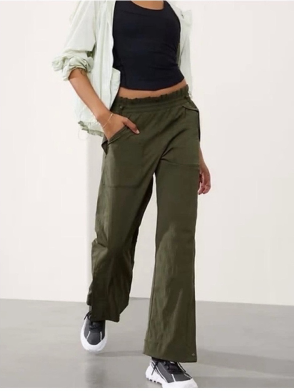 Athleta Trekkie High Rise Parachute Pant in Aspen Olive Size 4